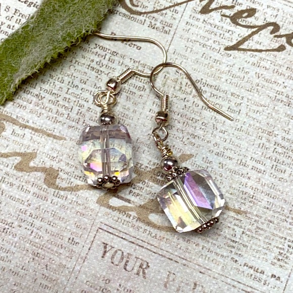 NEW handmade dainty cubes clear iridescent earring - Picture 3 of 4